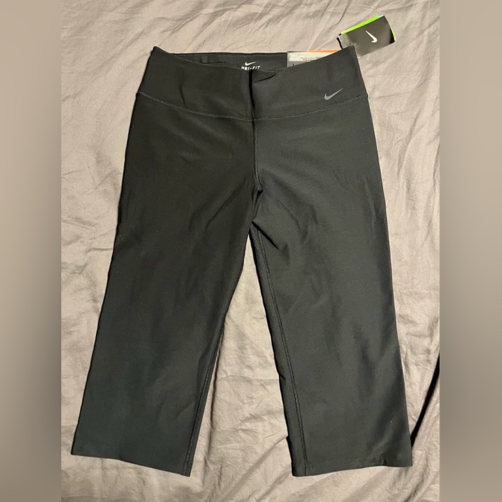 Women’s Nike Legend 2.0 Slim Fit black capris, size large